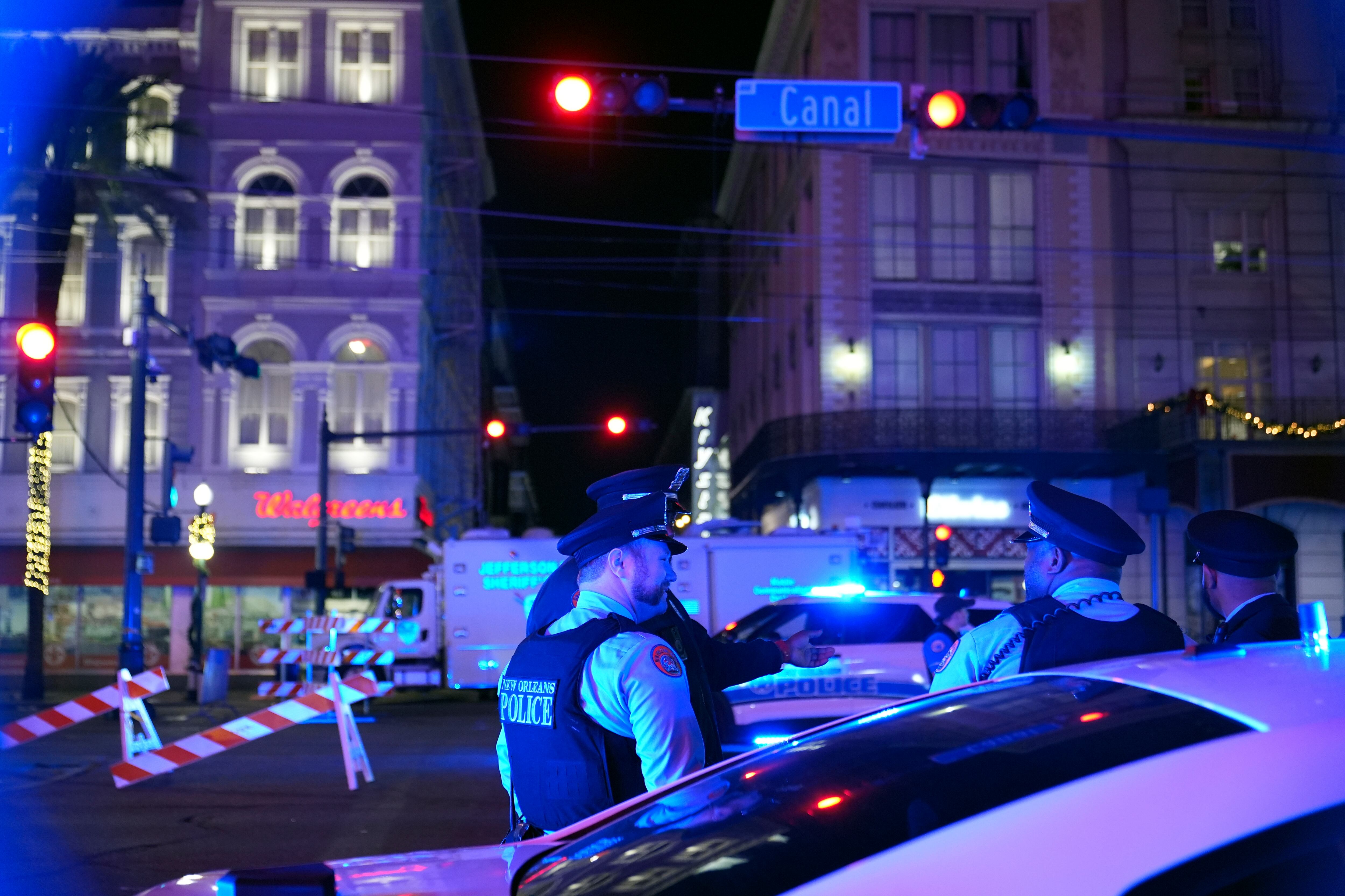 Varios policías cerca del sitio donde un vehículo embistió a una multitud en las calles Canal y Bourbon de Nueva Orleans, el miércoles 1 de enero de 2025.