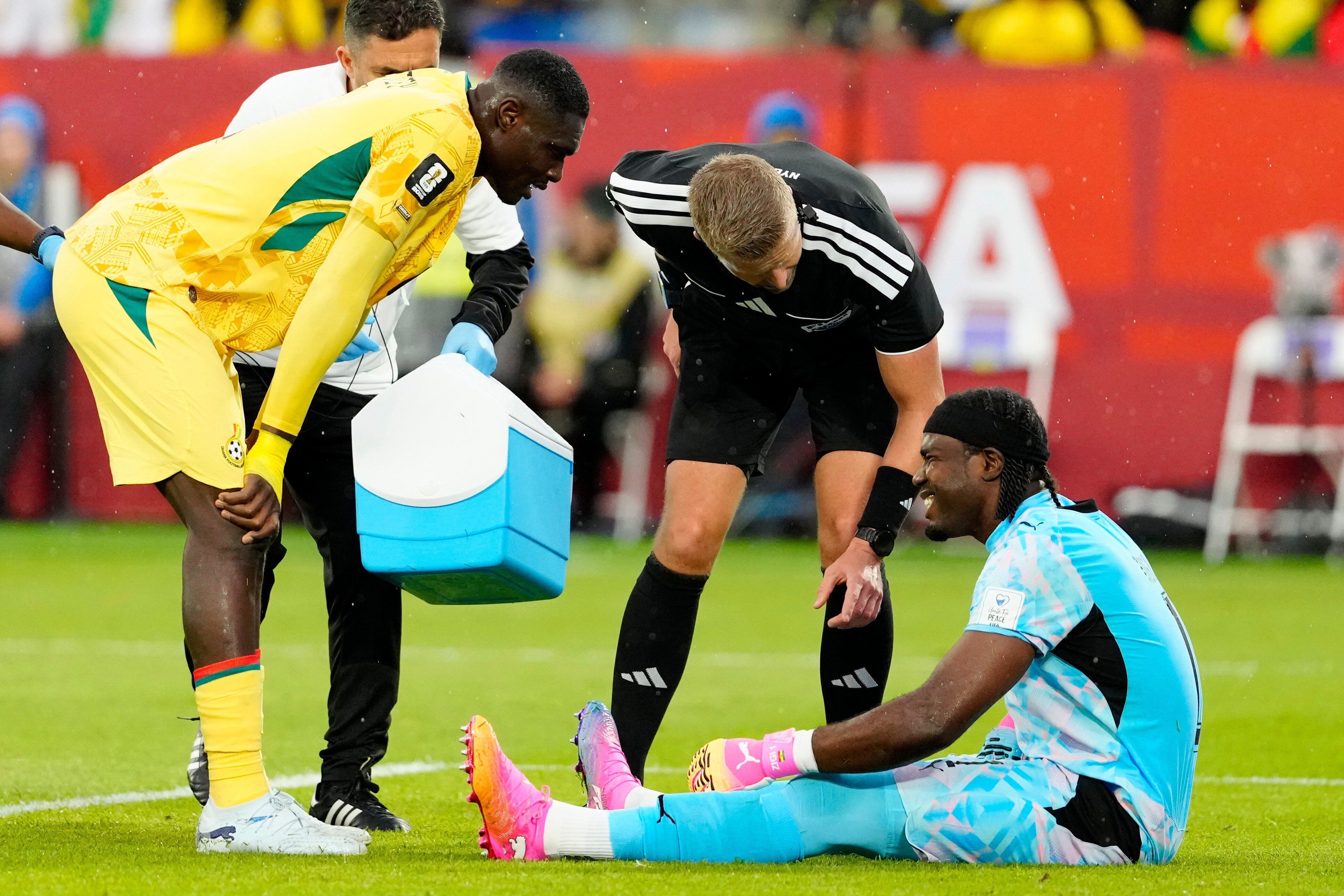 Lawrence Ati-Zigi, golpeado al final de la primera etapa, no pudo salir en el segundo tiempo