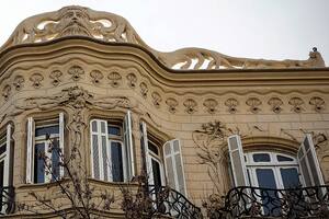 El Palacio de los Lirios, una perla del Art Nouveau en plena avenida Rivadavia