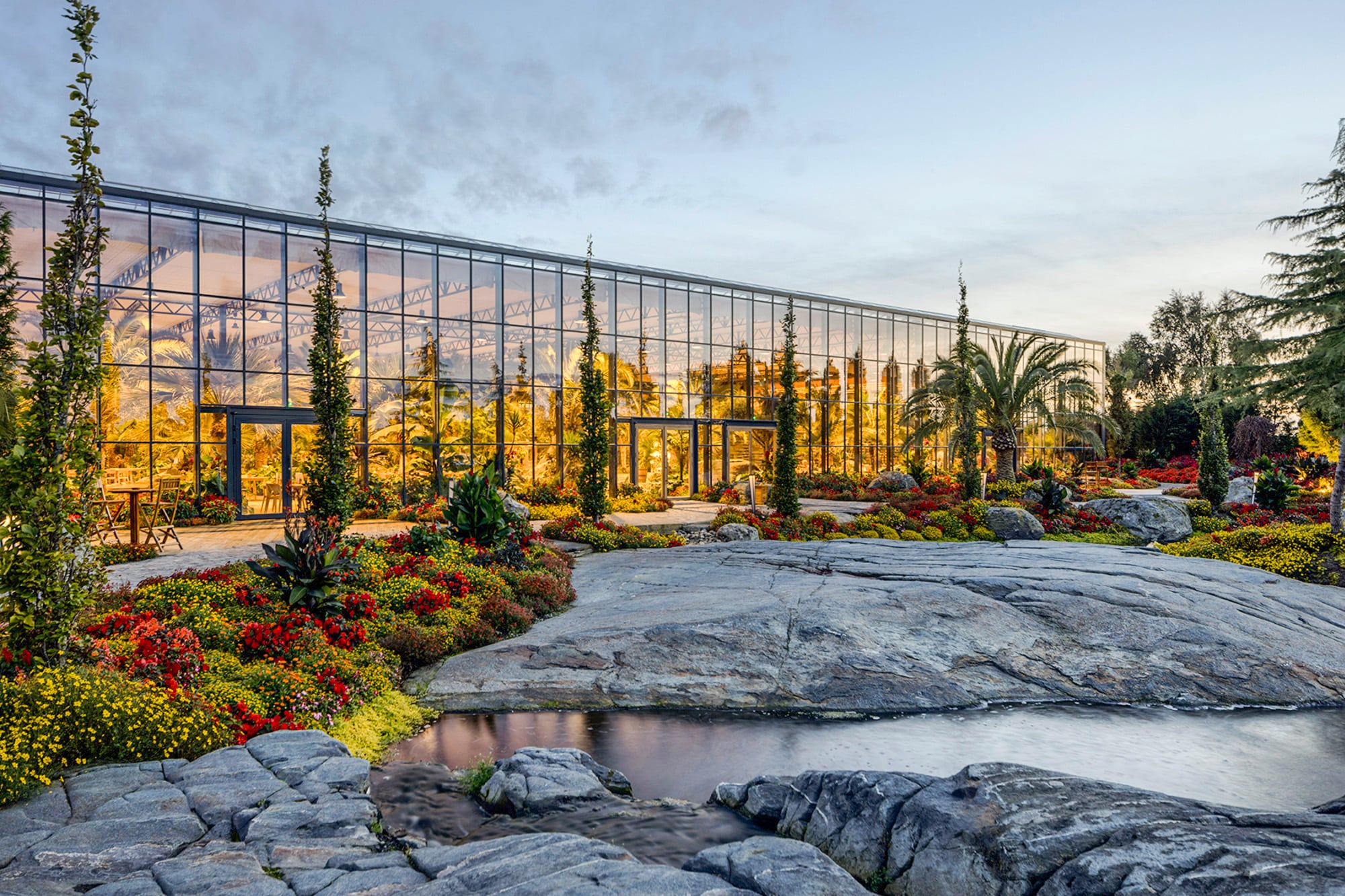 La piedra, elemento permanente en el paisaje noruego y de los fiordos, también está presente en el jardín y en el invernadero.