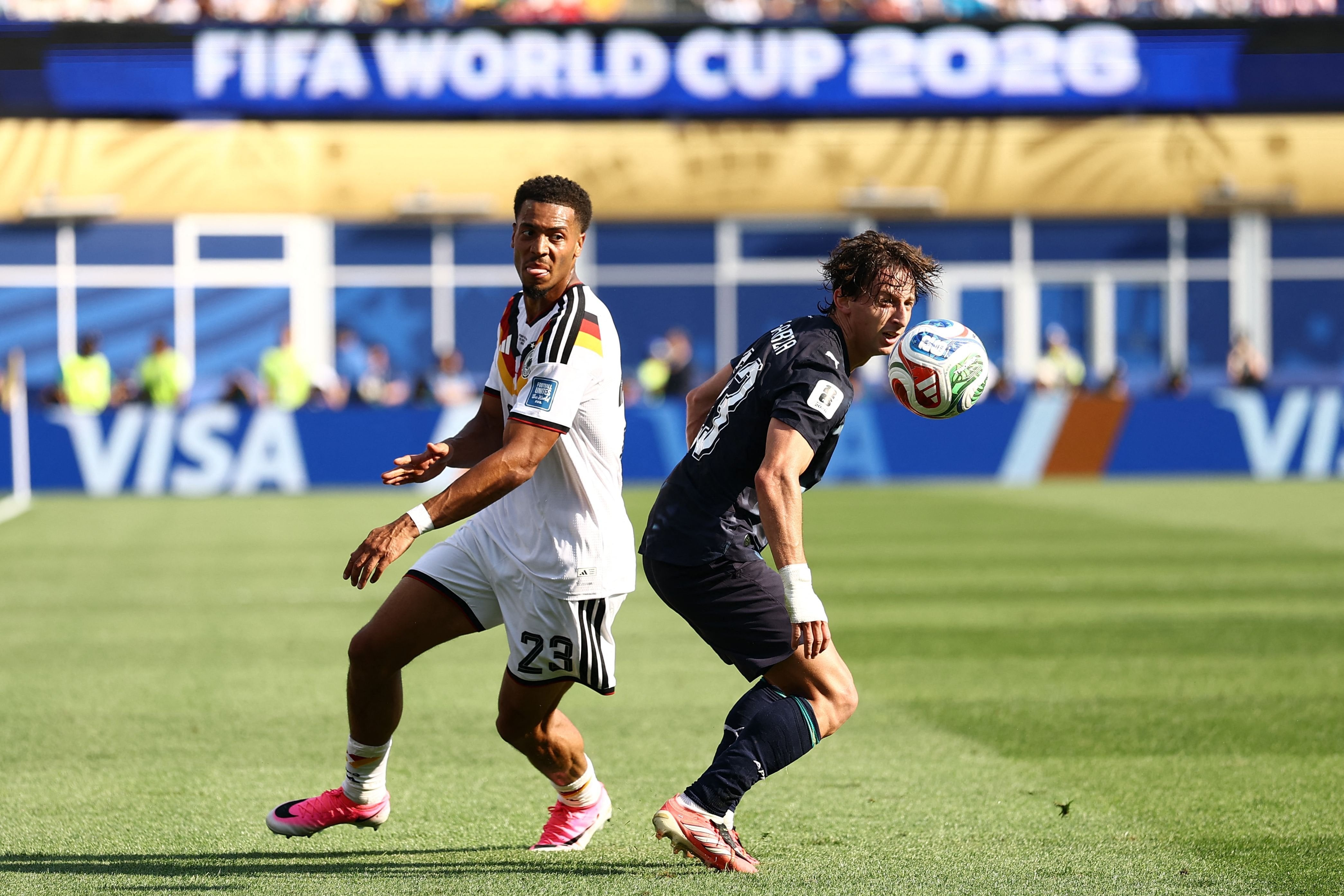 Felix Nmecha en el duelo con Matías Galarza Fonda en la mitad de la cancha