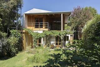 Una planta alta de madera duplicó los metros de una casa chorizo en Adrogué