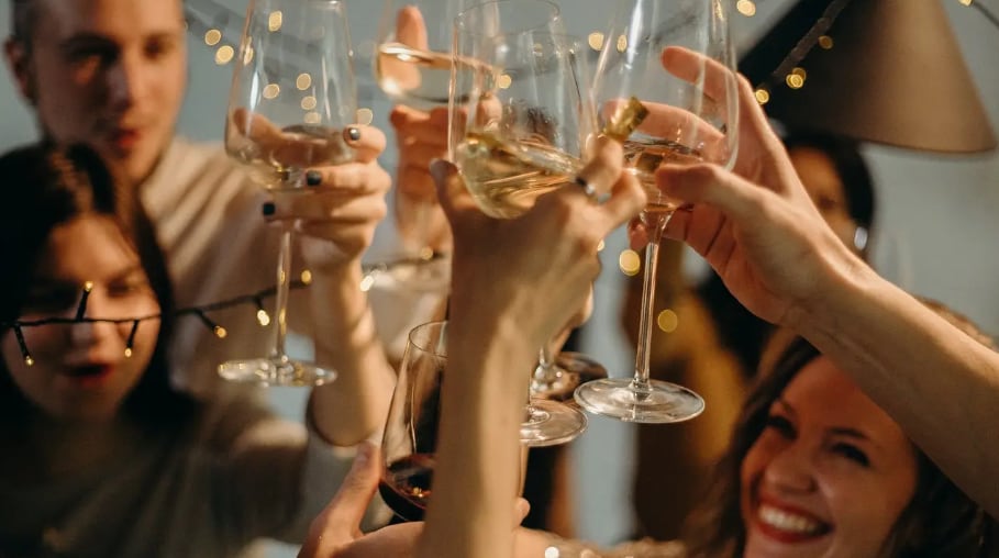 Expertos revelan las bebidas más y menos calóricas para brindar en Navidad y Año Nuevo