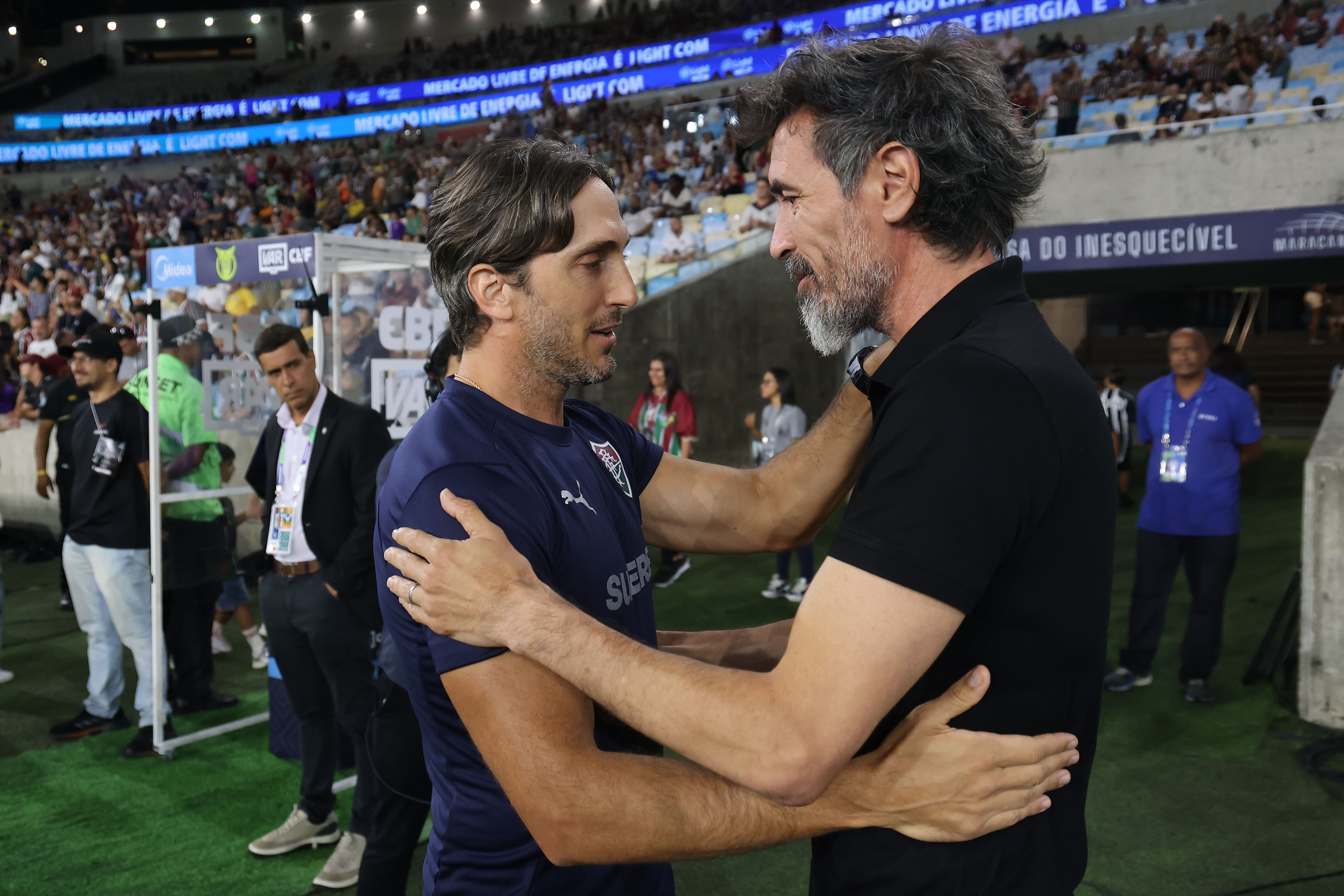 El afectuoso saludo entre los dos argentinos: Luis Zubeldía es uno de los pocos ejemplos de entrenadores argentinos que han superado el año en un club brasileño, en medio de las urgencias por ganarle económicamente al otro.