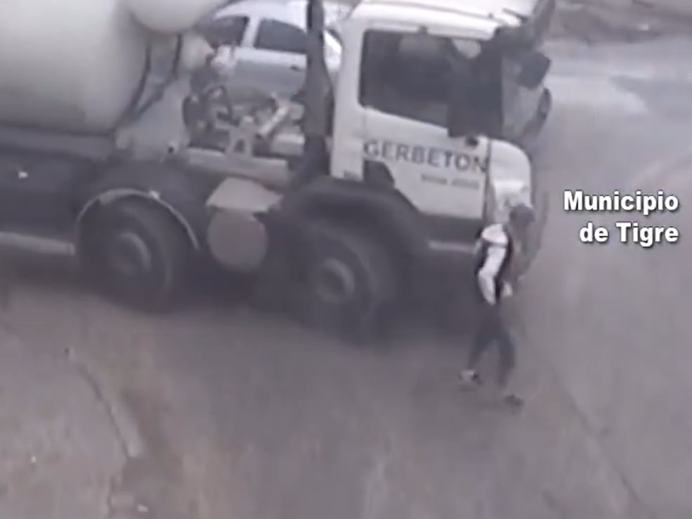 El momento en el que un hombre fue atropellado por un camión en Tigre: se salvó de milagro