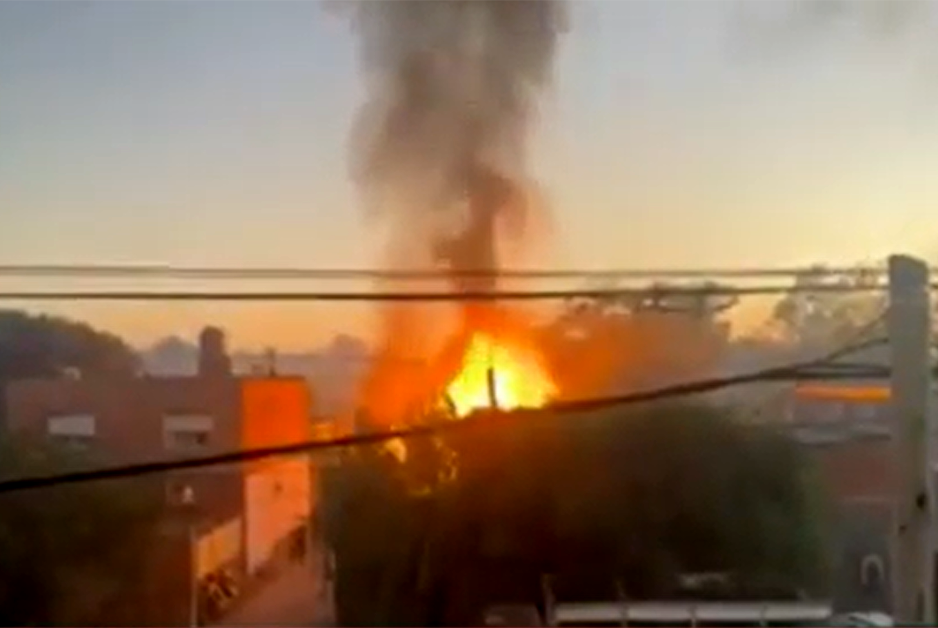 Video | Impactante incendio en un depósito en Mariano Acosta: se registran explosiones y una gran columna de humo