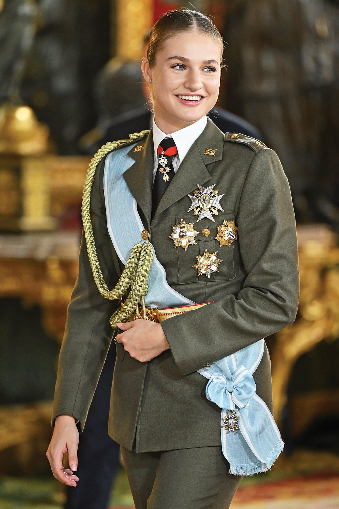 El domingo, en el desfile militar con motivo de la Fiesta Nacional, Leonor lució el uniforme del Ejército de Tierra. Sobre la corbata llevaba la miniatura del Toisón de Oro y en la chaqueta, la insignia de la Orden de Carlos III, las Grandes Cruces del Mérito Militar, del Mérito Naval y del Mérito Aeronáutico, todas ellas con distintivo blanco, que recibió a lo largo de su formación militar