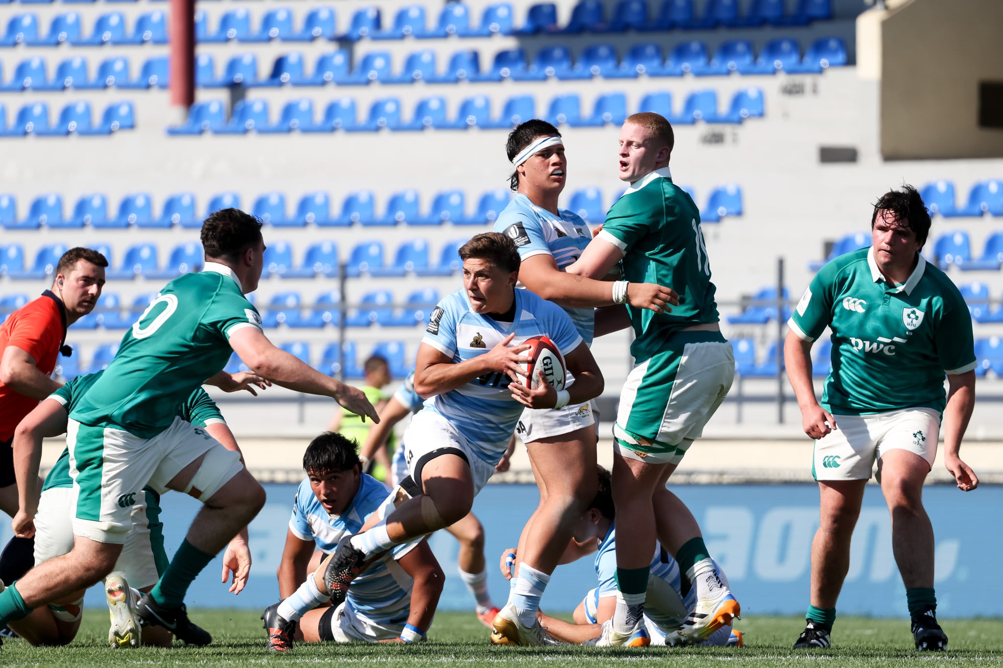 Valentino Reggiardo con la pelota; los Pumitas lograron otro formidable triunfo en el Mundial juvenil; pasaron por encima a Irlanda