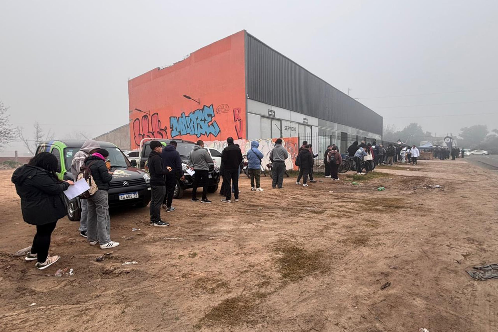 Largas filas para entregar un curriculum en el frigorifico Cabaña Don Theo, en Moreno