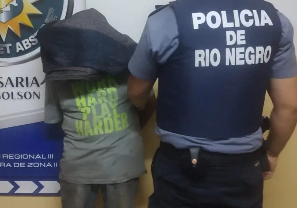 Hoy la policía de Río Negro detuvo a un hombre que habría iniciado anoche una fogata en cercanías de El Bolsón