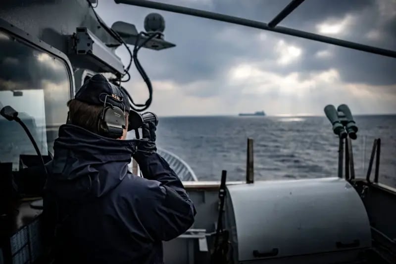 El buque patrullero HMS Carlskrona cerca de Karlskrona, Suecia, en su misión de patrullaje de la OTAN en el Mar Báltico, Baltic Sentry, cuyo objetivo es proteger infraestructuras submarinas críticas