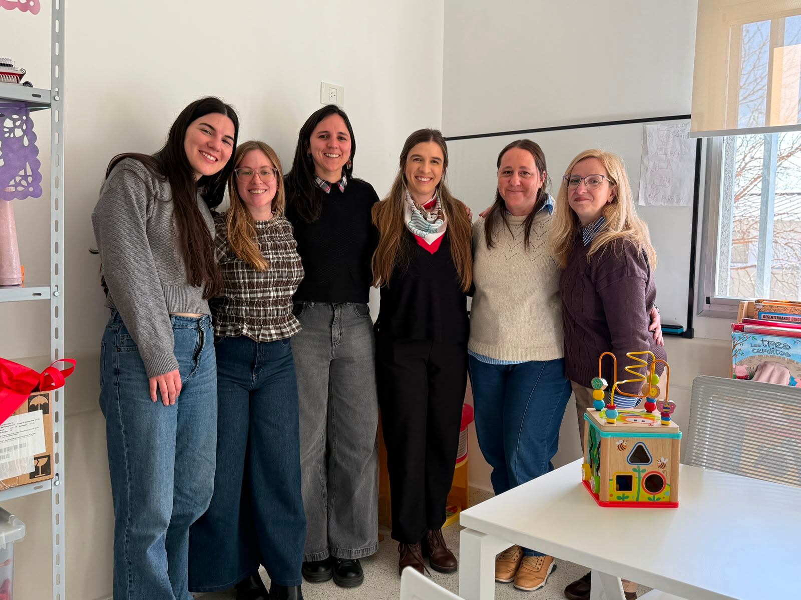 La composición profesional de cada nodo se replica en los ocho equipos disponibles. En el Cemar N° 3, lo integran (de izq a der) Daniela Heiland, terapista ocupacional; Daniela Viñales, psicopedagoga; Julieta Muñoz, psicóloga; Julia Fauque, fonoaudióloga; Florencia Gluckselig, pediatra del desarrollo, y Julieta Sameghini, pediatra y coordinadora del Plan de Atención Integral de Neurodesarrollo para Atención Primaria de la Salud en la ciudad