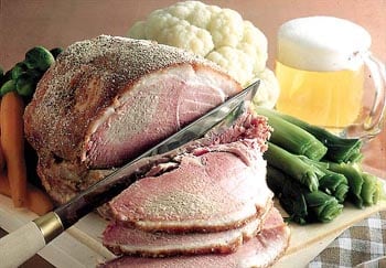 Los ataques de gota suelen desencadenarse por el consumo excesivo de carne o alcohol