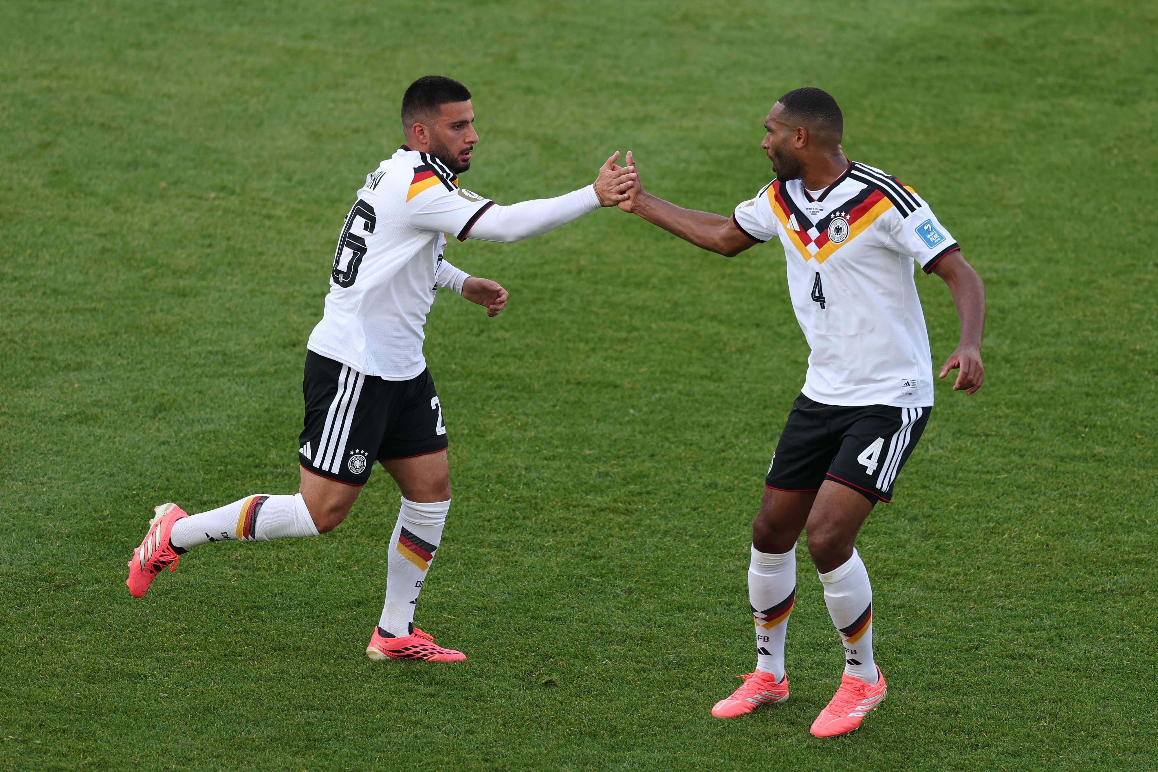 Jonathan Tah felicita a Deniz Undav por el gol que le permitió a Alemania empatar ante Costa de Marfil