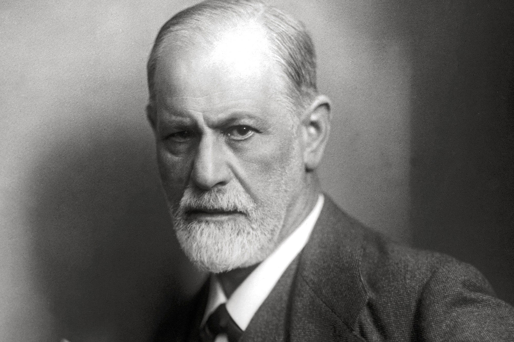 Sigmund Freud: “Uno puede defenderse de los ataques; contra el elogio se está indefenso”