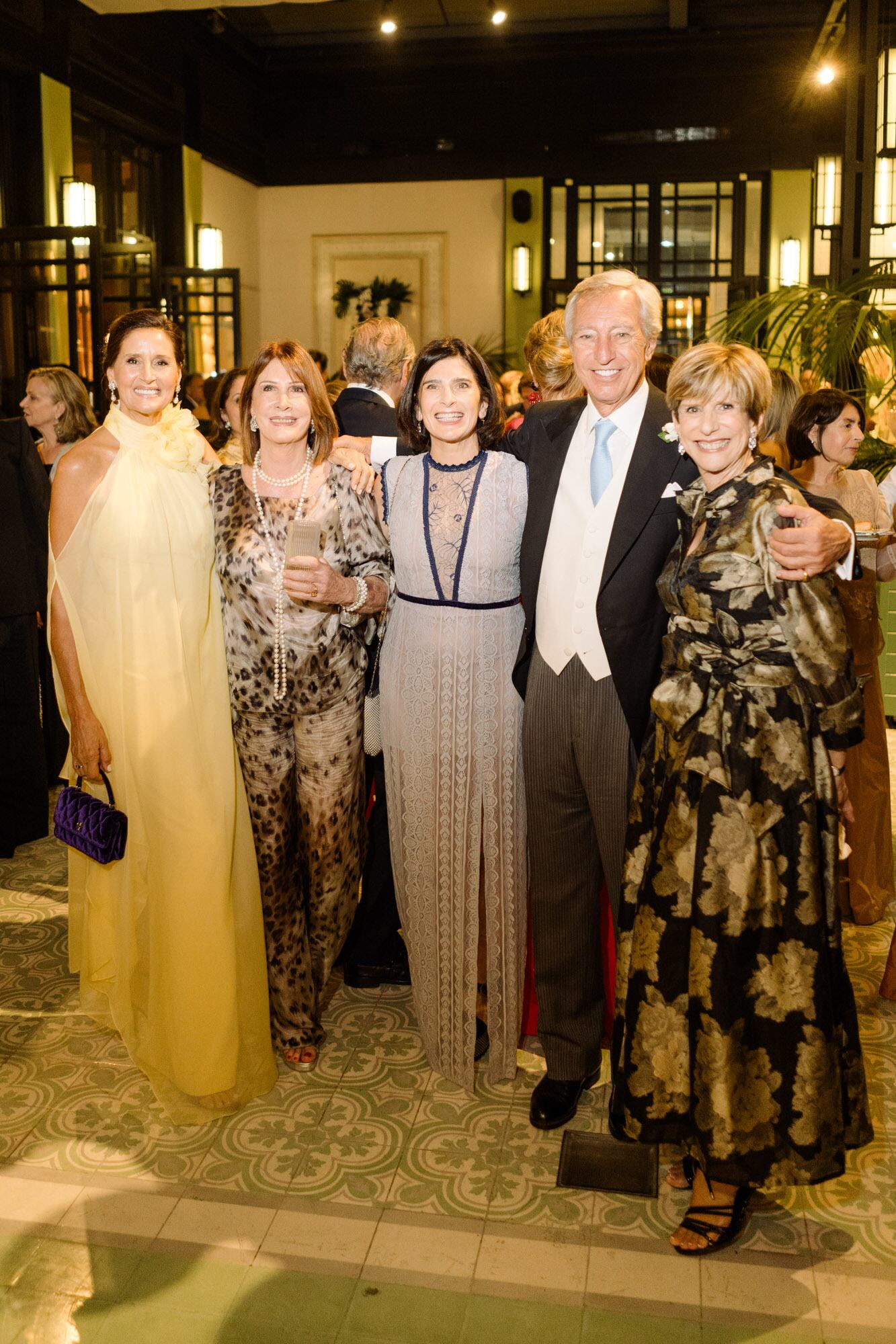 Gabriela Flores Pirán, Mat Tassara, Dolores Casanegra, Germán Neuss y Ani Mestre armaron un divertido grupo en el cóctel.