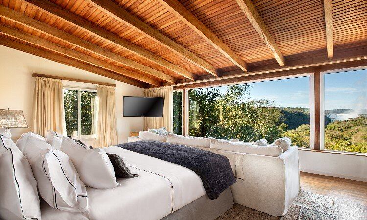 Las habitaciones ofrecen todo el confort para apreciar las Cataratas desde la cama o un sillón