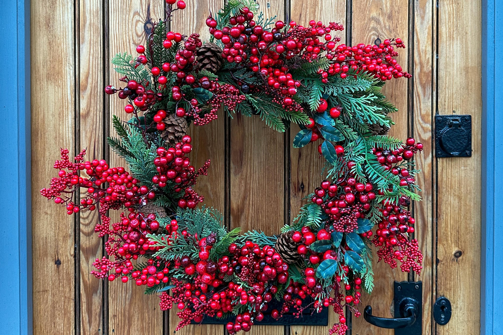 Revolucionarias y estéticas: ocho ideas para decorar las puertas con estilo navideño
