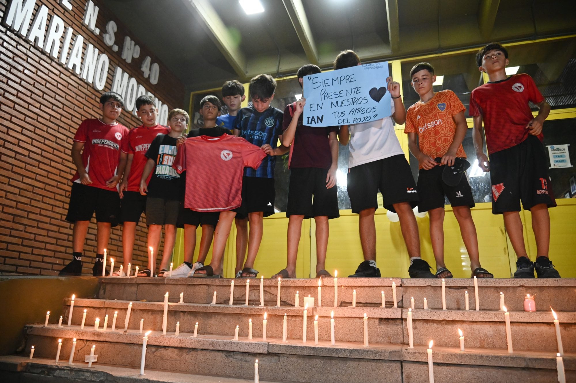 Los compañeros de la víctima realizaron un homenaje en el colegio