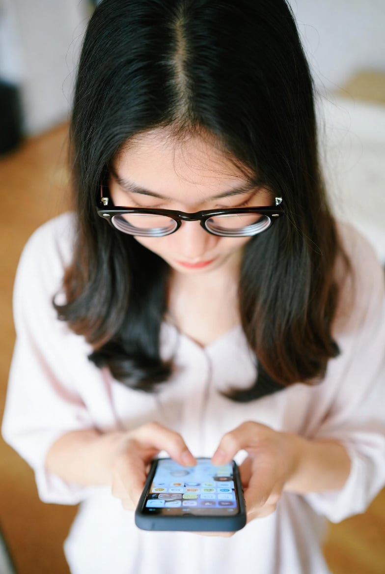 Los expertos recomiendan limitar el uso de las pantallas (Foto: Grok)