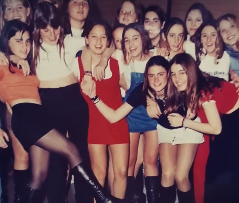 Soledad Pastorutti junto a sus amigas de la primaria