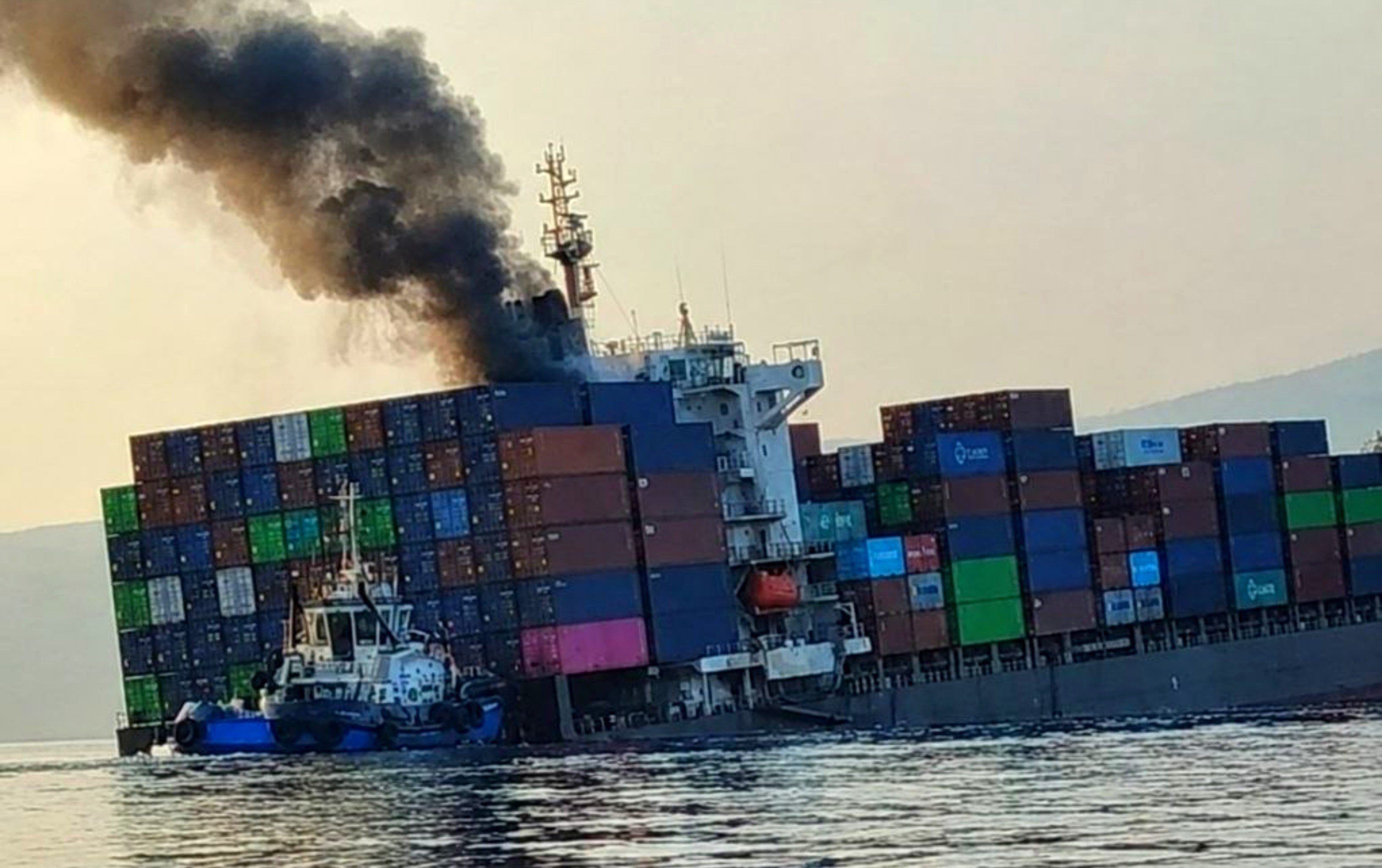 Aumentan los ataques en el estrecho de Ormuz: se hunden dos buques y aumenta el precio del petróleo