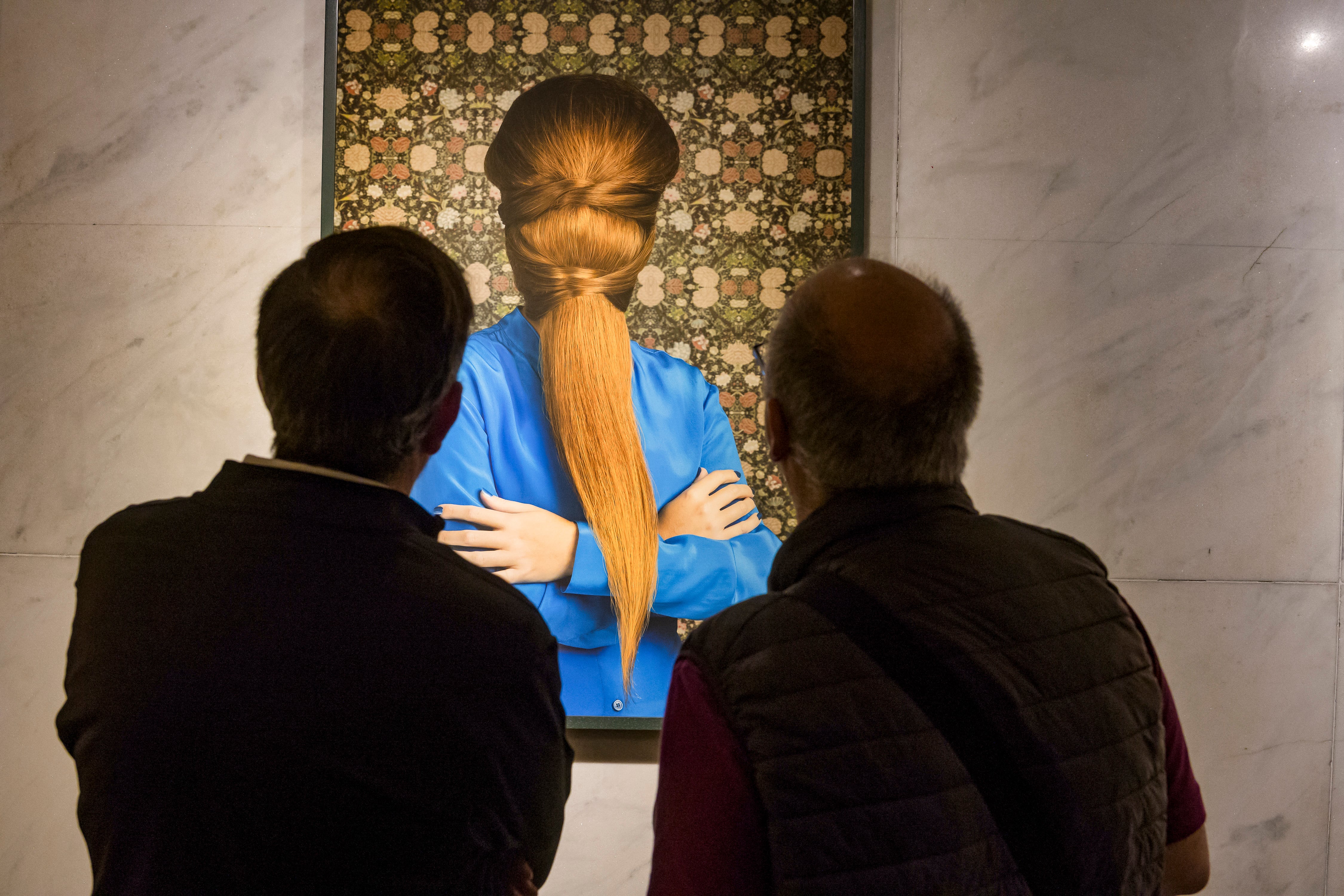 Enigmáticos retratos con rostros velados de mujeres en la FotoGalería del Teatro San Martín