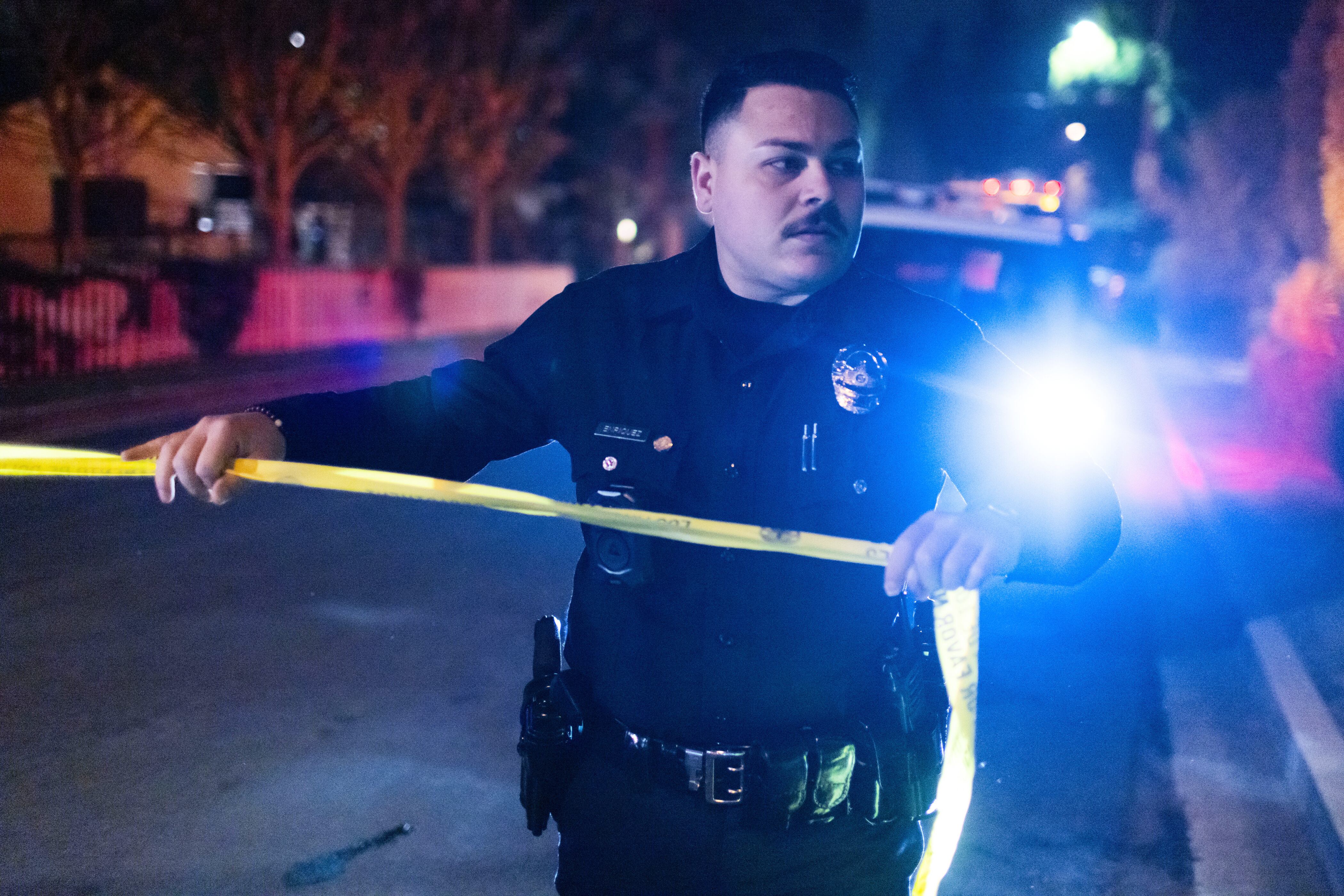 Un oficial de policía bloquea una calle cerca de la residencia de Rob Reiner el domingo 14 de diciembre