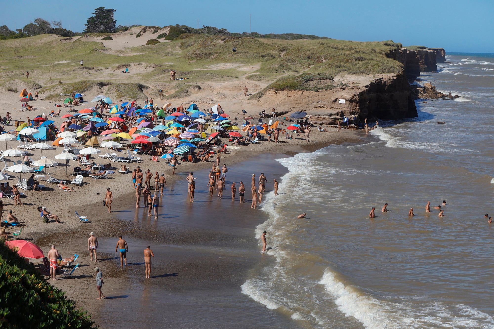 La playa cuenta con un parador, pero también tiene acceso libre a quienes quieren llevar sus propias sombrillas