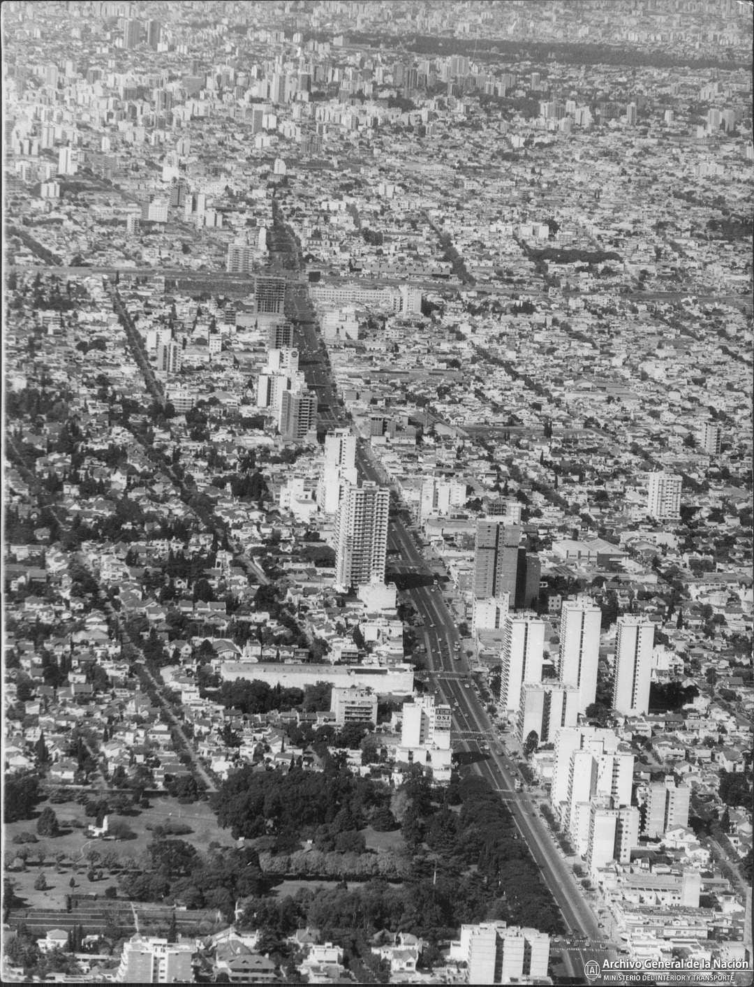 Fotografía aérea de la avenida Maipú desde la quinta presidencial hacia el sur. Al fondo, el cruce con la avenida General Paz y la torsión de la avenida Cabildo hacia el este. Año 1971. AGN.