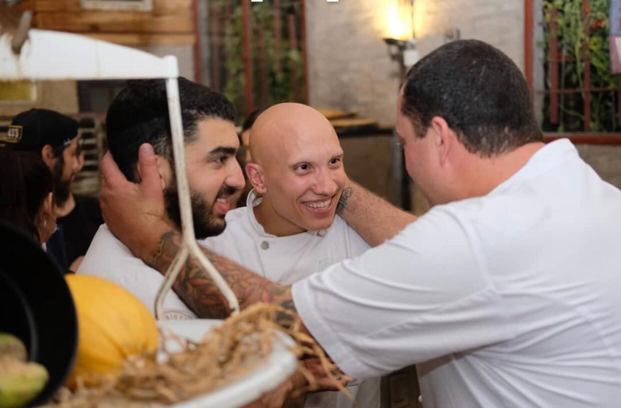 Guido con los chefs Lucas canga y Ale Feraud, de Alos
