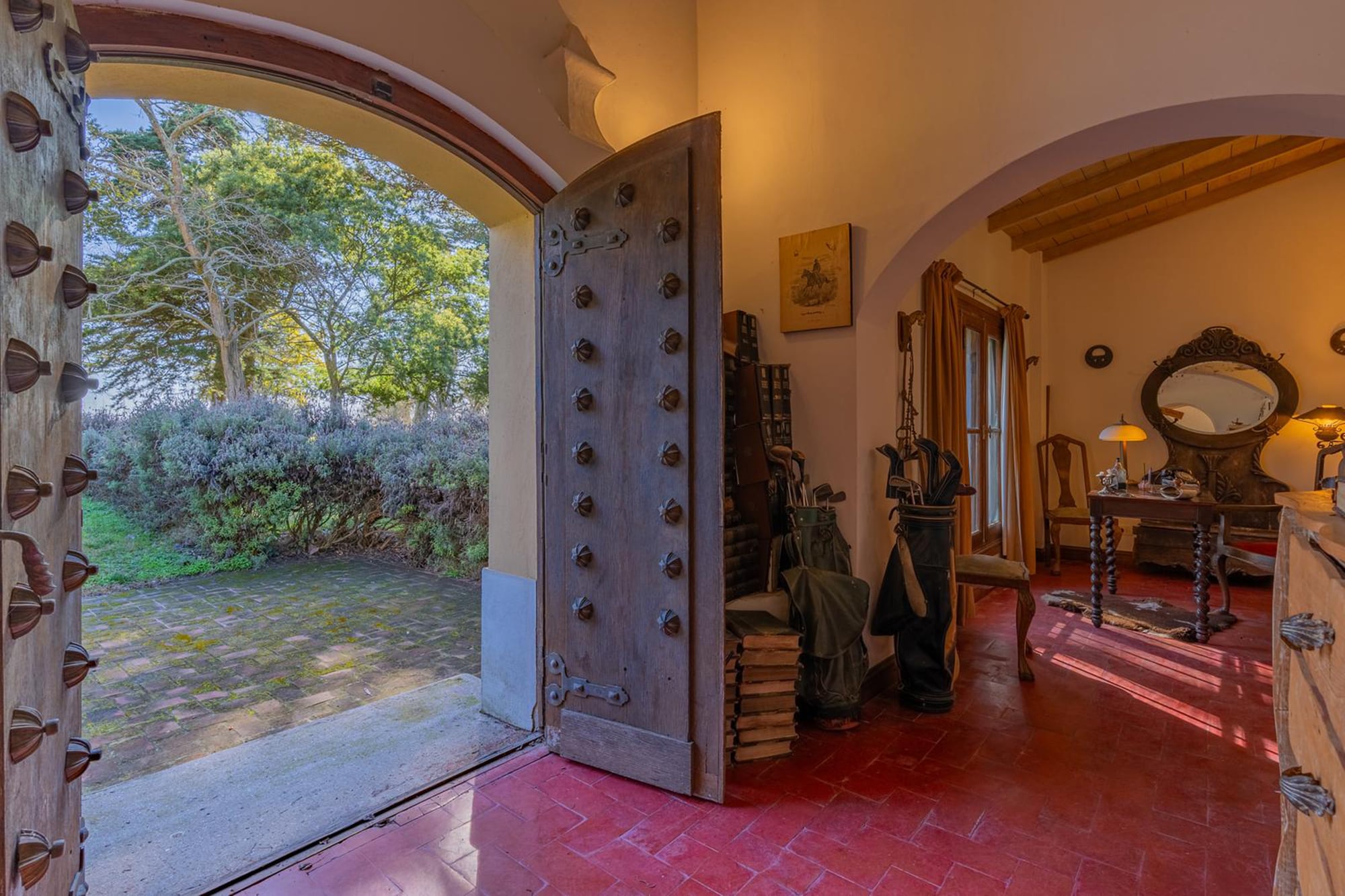Una de las leyendas de la estancia es que la puerta de acero perteneció a una casa de Juan Manuel de Rosas