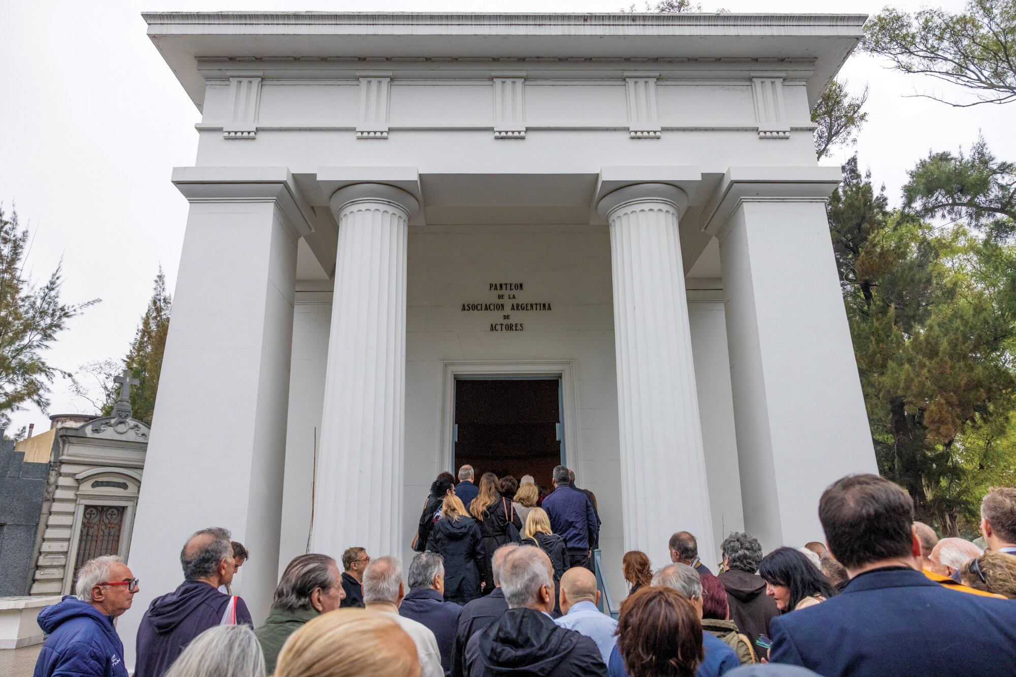 La gran familia artística acompañó a las hijas, los
nietos y la última mujer de Brandoni en Chacarita