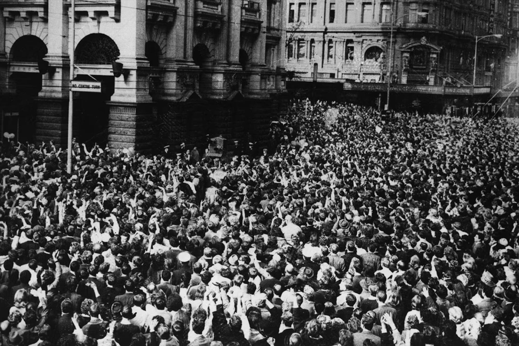 Beatlemanía: el recibimiento a la banda en Melbourne, Australia, última parada de Jimmy Nicol en el asiento de Ringo Starr