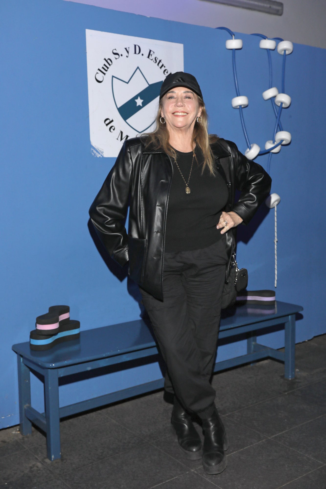 Con cap y outfit en negro
total, Marcela Tinayre
aplaudió a su hija.