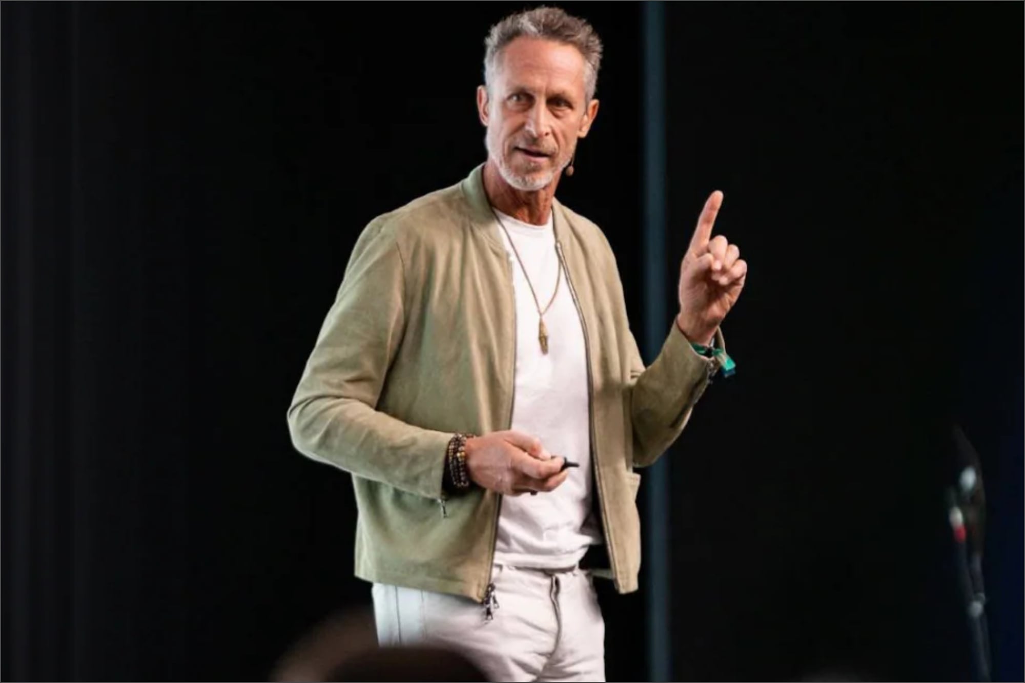 El médico Mark Hyman sostiene que la ciencia de la longevidad desafía la visión del envejecimiento