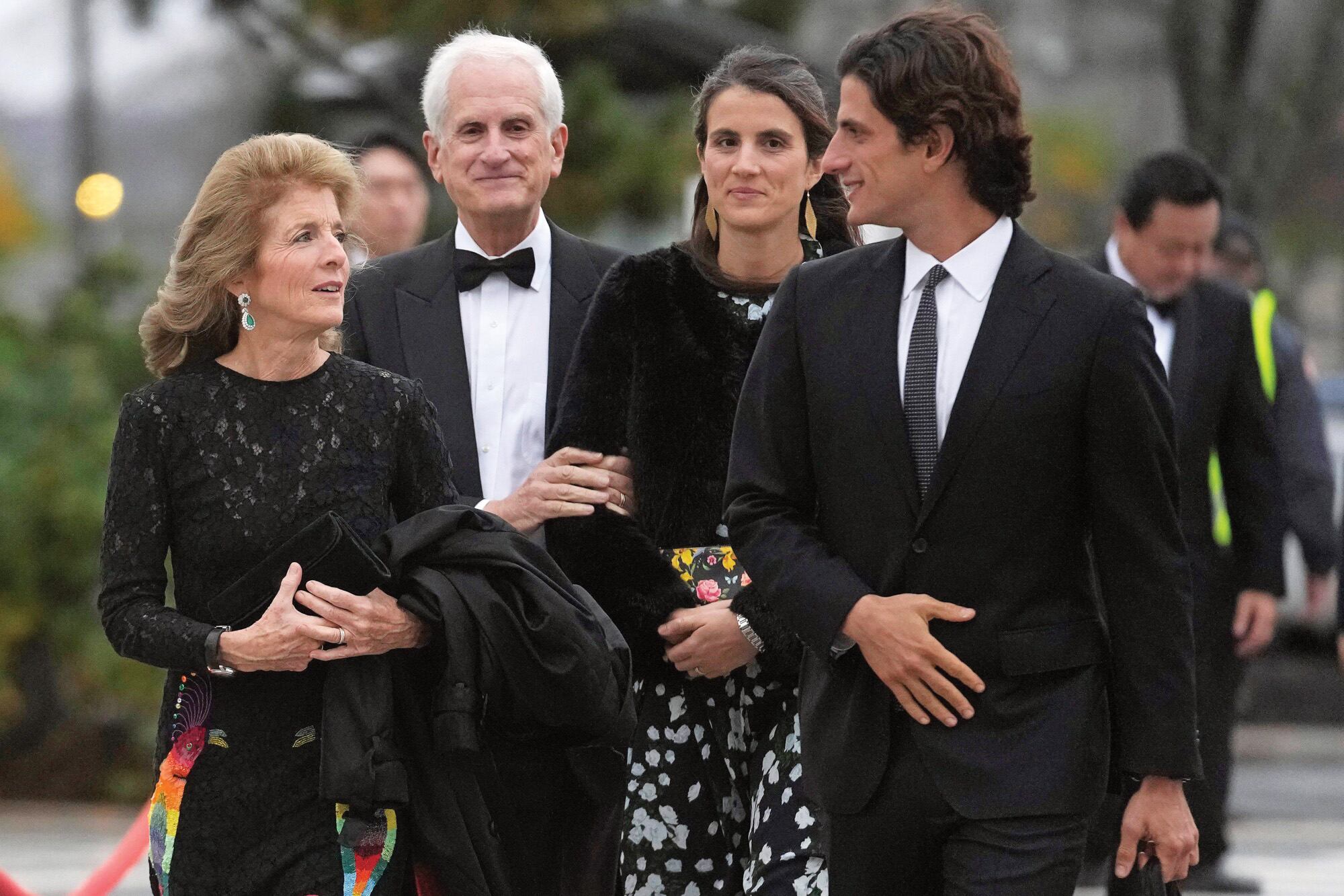 Todas las fotos. El funeral íntimo de Tatiana Schlossberg, la nieta de John y Jackie Kennedy, que hizo llorar a Nueva York 17 Caroline Kennedy junto con su marido, Edwin Schlossberg, y sus hijos Tatiana y Jack Schlossberg, durante la entrega del Premio Perfil de Coraje John F. Kennedy en la Biblioteca y Museo Presidencial John F. Kennedy, en Boston, en octubre de 2023. En este momento, la hija de JFK era embajadora de los Estados Unidos en Australia