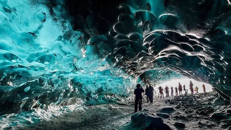 Millones de viajeros visitan Islandia cada año para contemplar los impresionantes glaciares del país