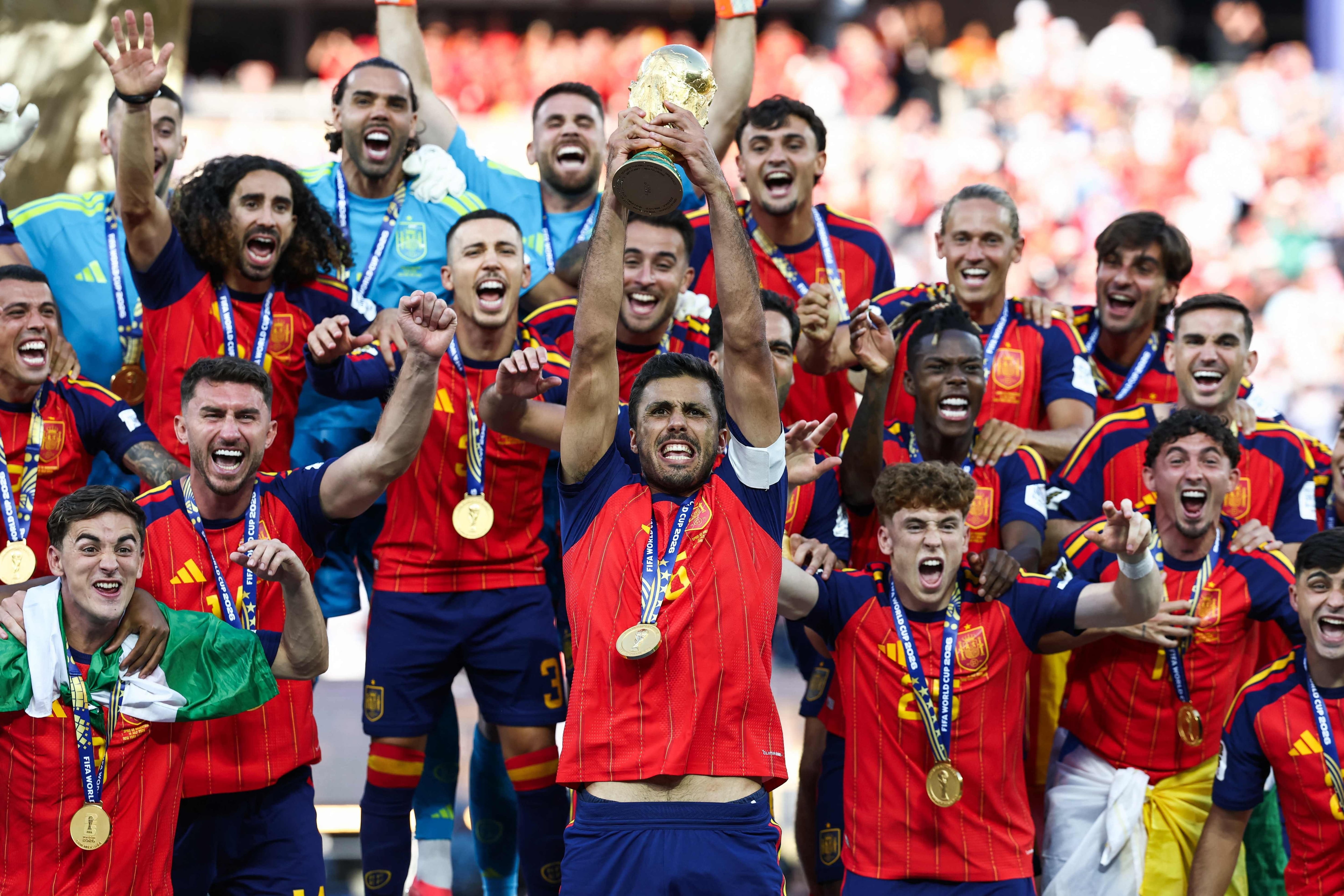 Barcelona le gana la batalla a Real Madrid para quedarse con Rodri, el mejor futbolista del Mundial