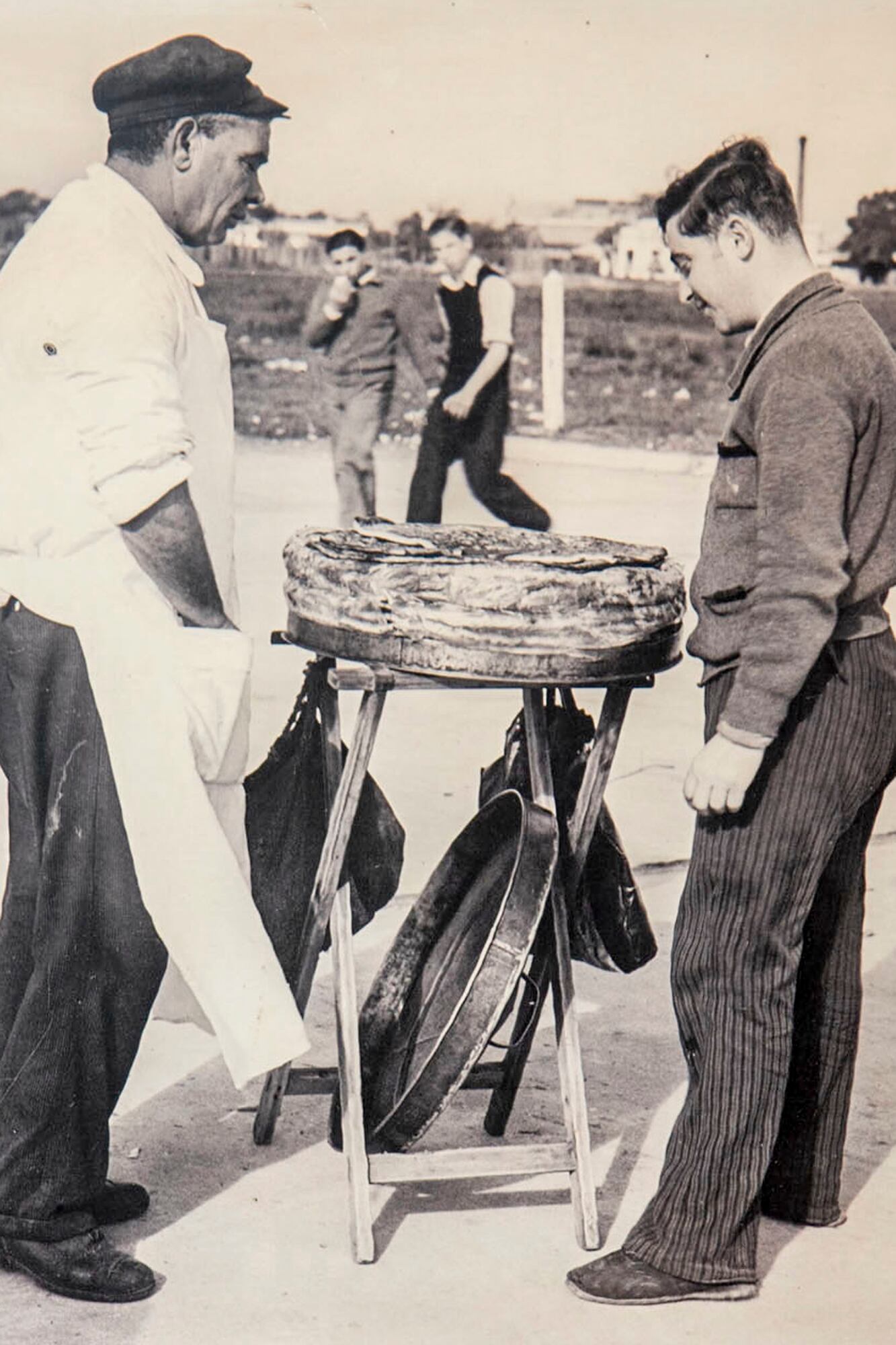 Venta de pizza en la puerta de las canchas a comienzos de los 30