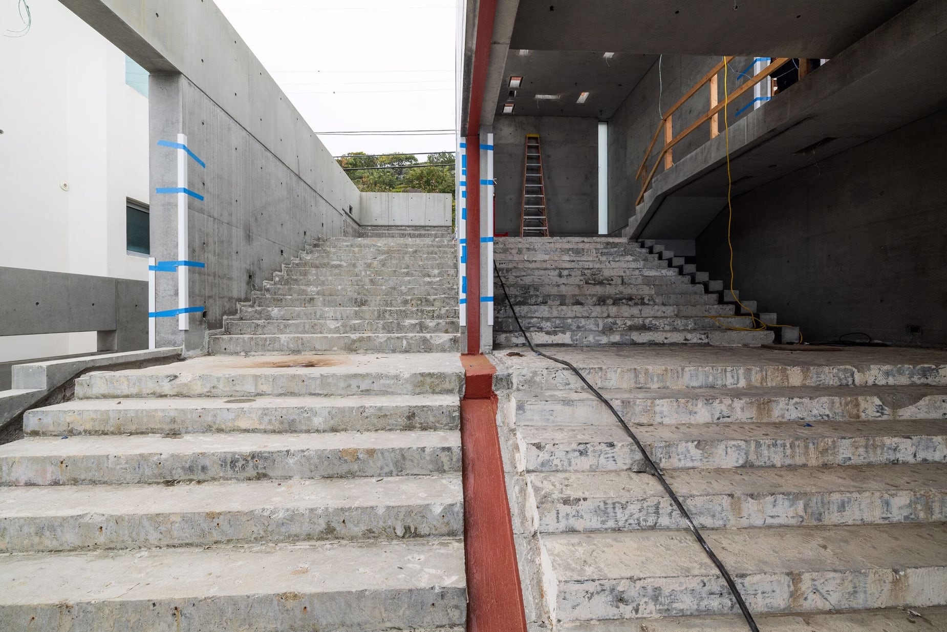 En los planes de West estaba reemplazar las escaleras por un tobogán