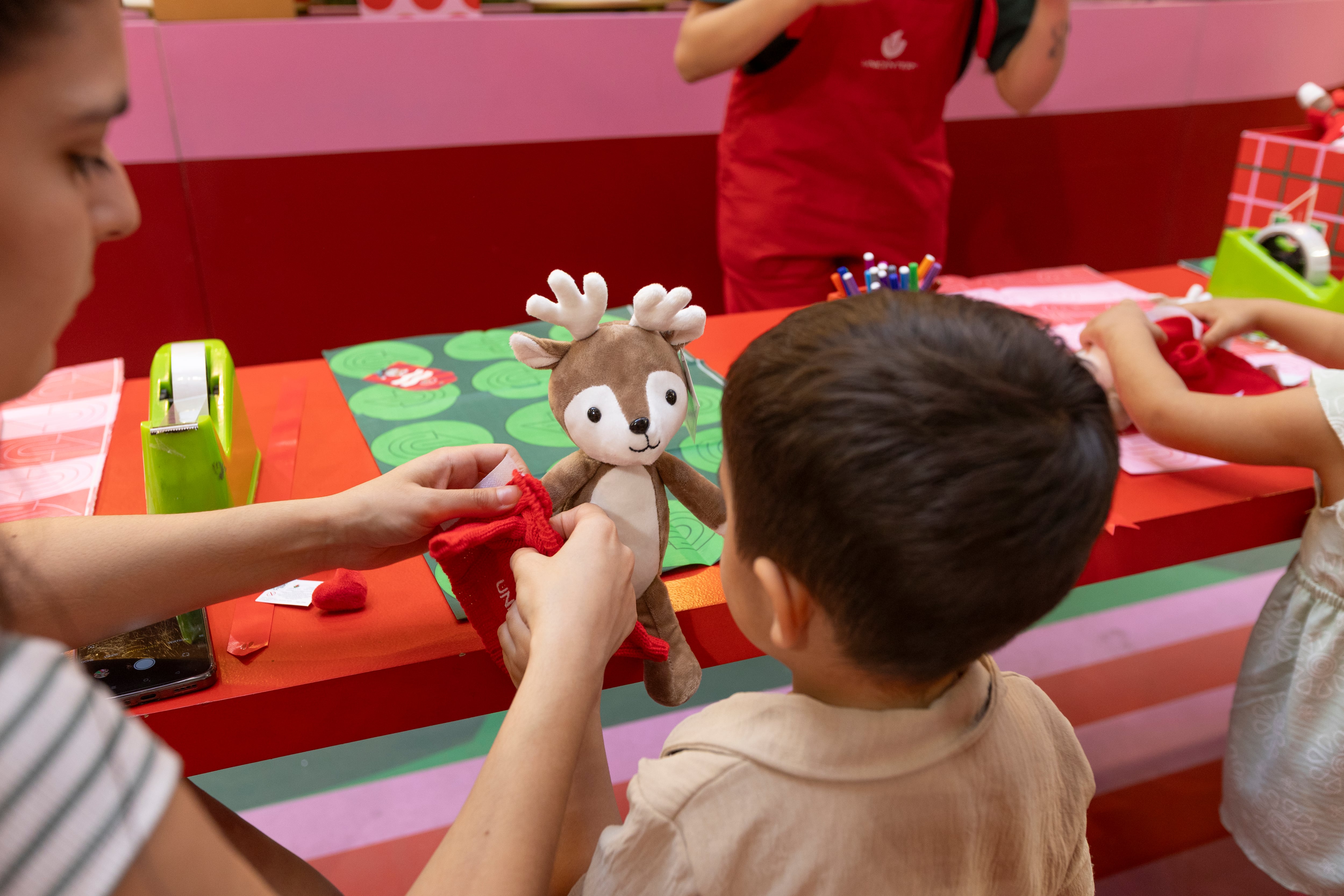 Tres planes navideños con chicos: una gran feria con regalos accesibles, una fábrica de renos y cuentos con Papá Noel