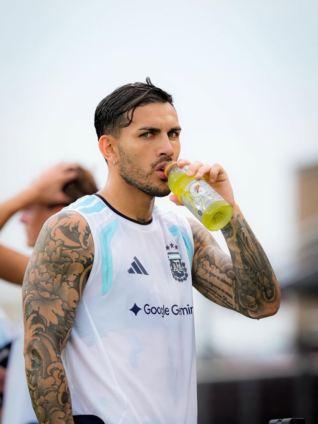 Paredes sufrió un desgarro en el partido entre Boca y Universidad Católica por la Copa Libertadores y se espera que pueda entrenarse a la par del grupo antes del fin de semana.