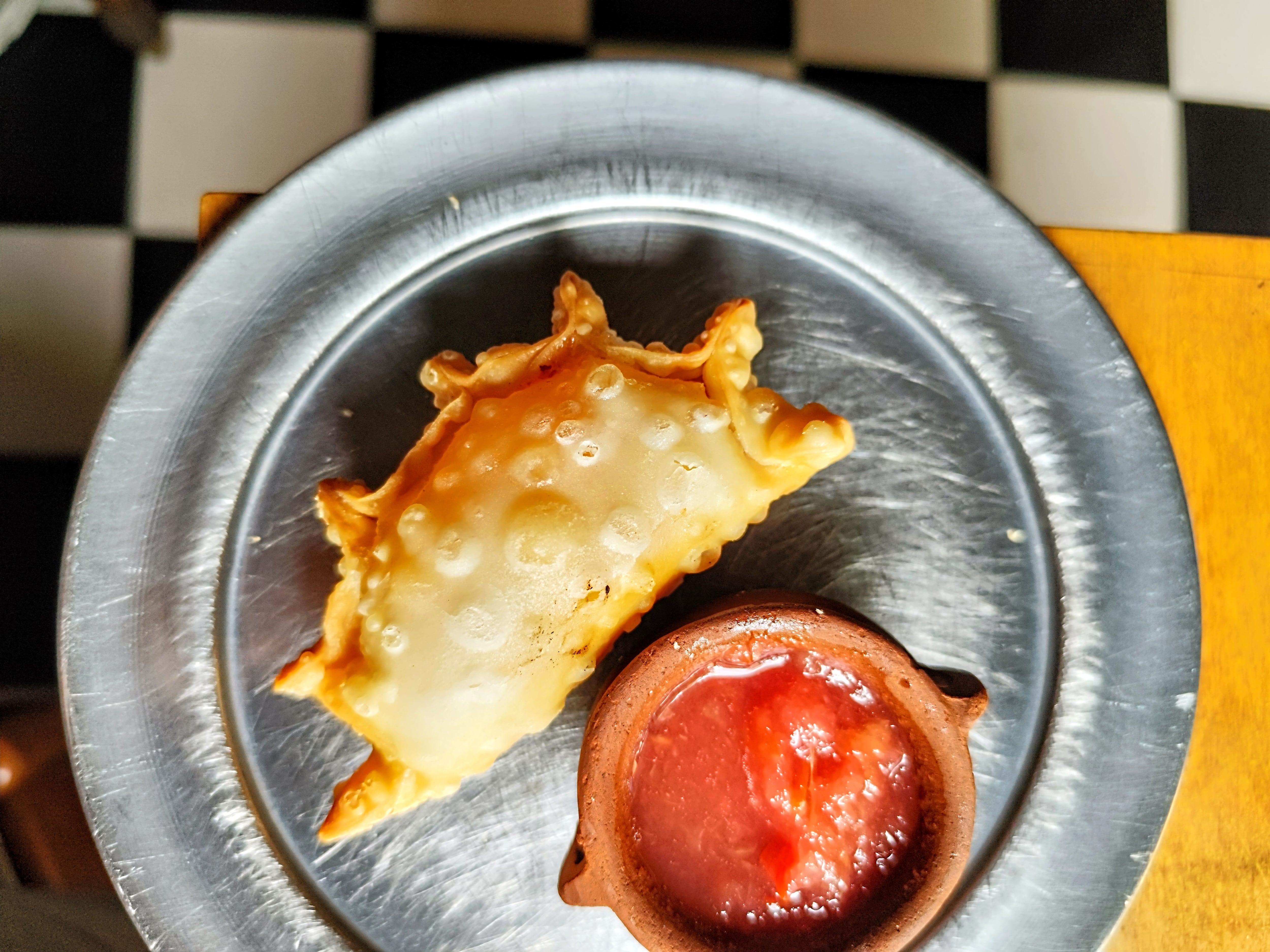 En La Imperfecta, donde se ofrecen seis variedades, la distintiva es “La de la casa, una empanada de estilo árabe con siete especias, carne molida y limón”