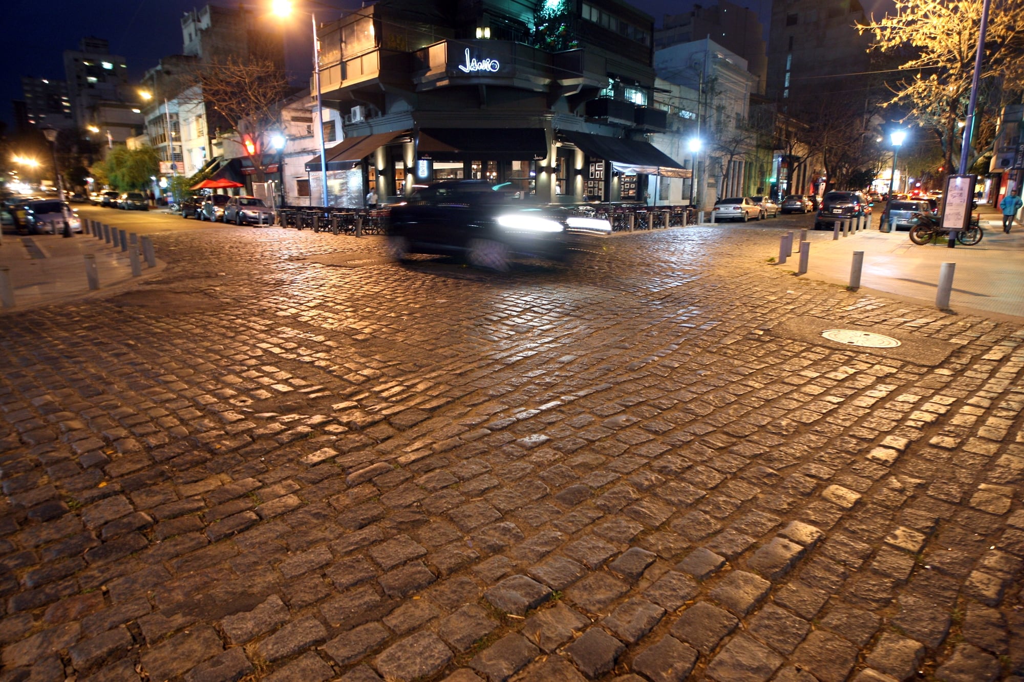 Los adoquines sobreviven en algunas calles porteñas