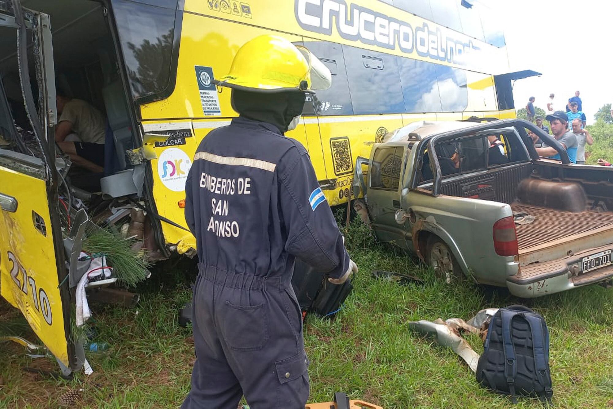 Un fallecido en choque frontal entre una camioneta y un micro en San Vicente, Misiones