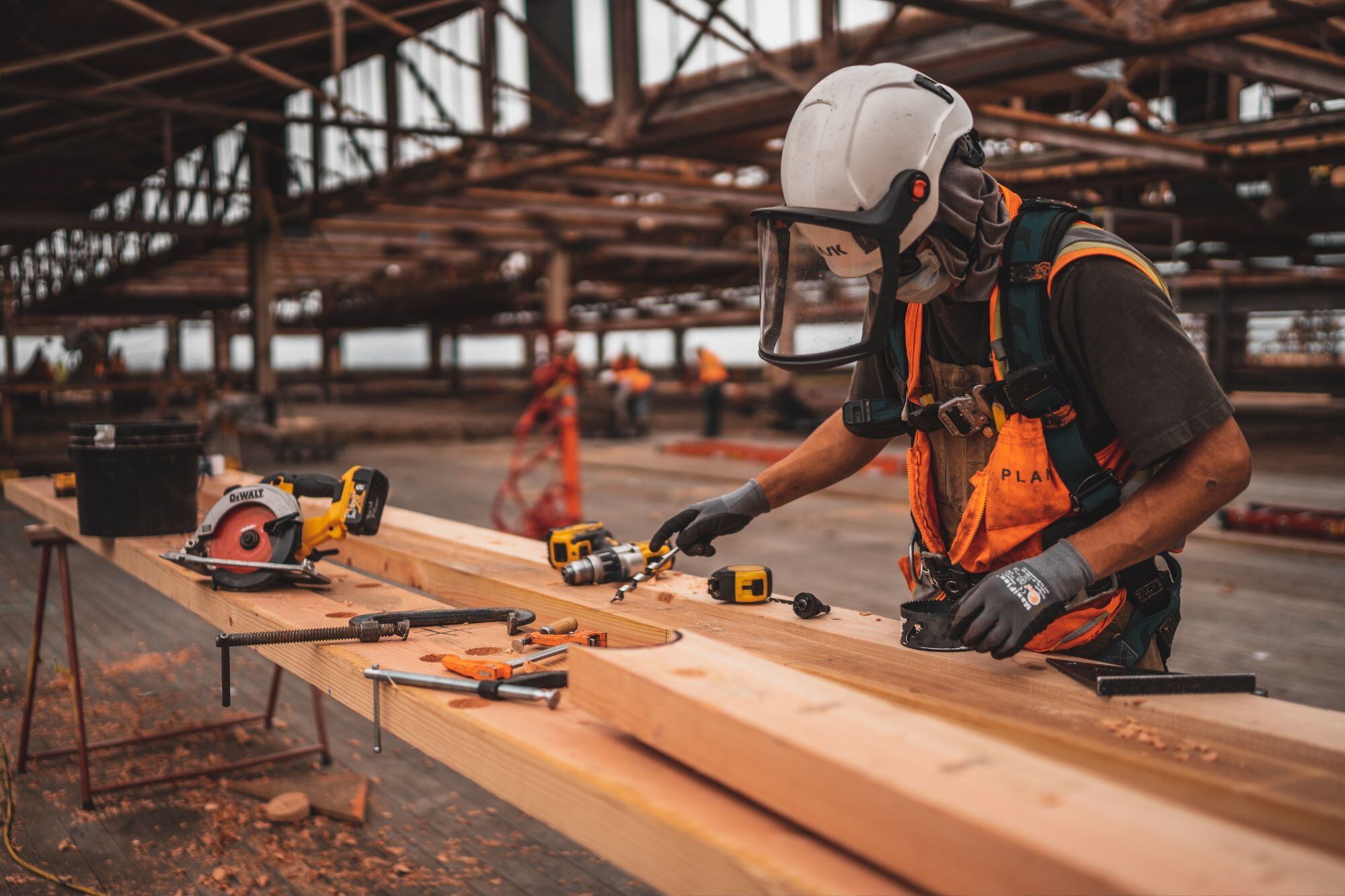 Los trabajadores de la construcción en Estados Unidos son cada vez más requeridos y mejor remunerados