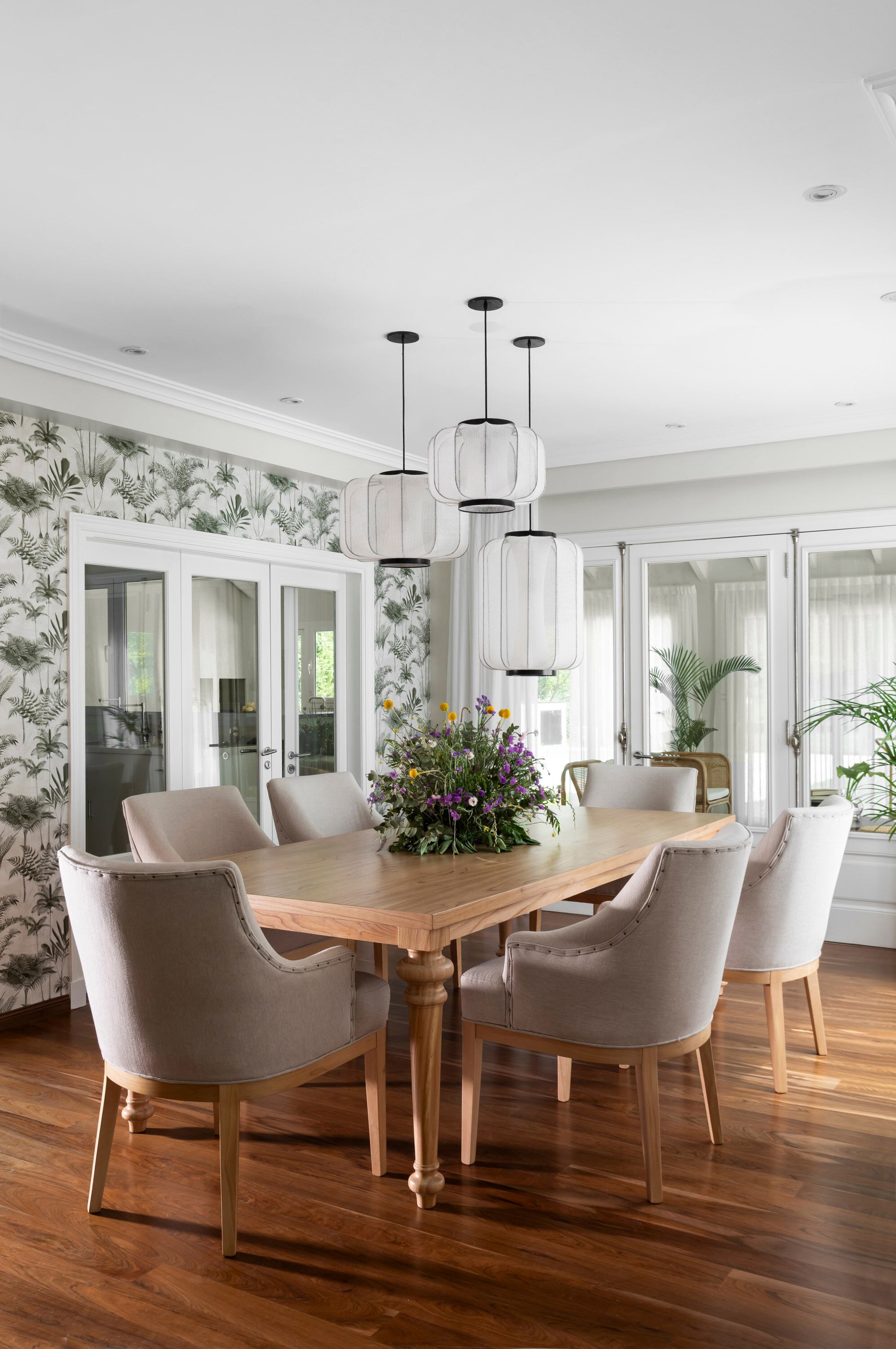 Cortinas y empapelado (Fedan). Mesa y sillas (Asuni Señor). Lámparas de techo (Iluminación Hudson). Arreglo floral (Gabriela Morelli Flores)