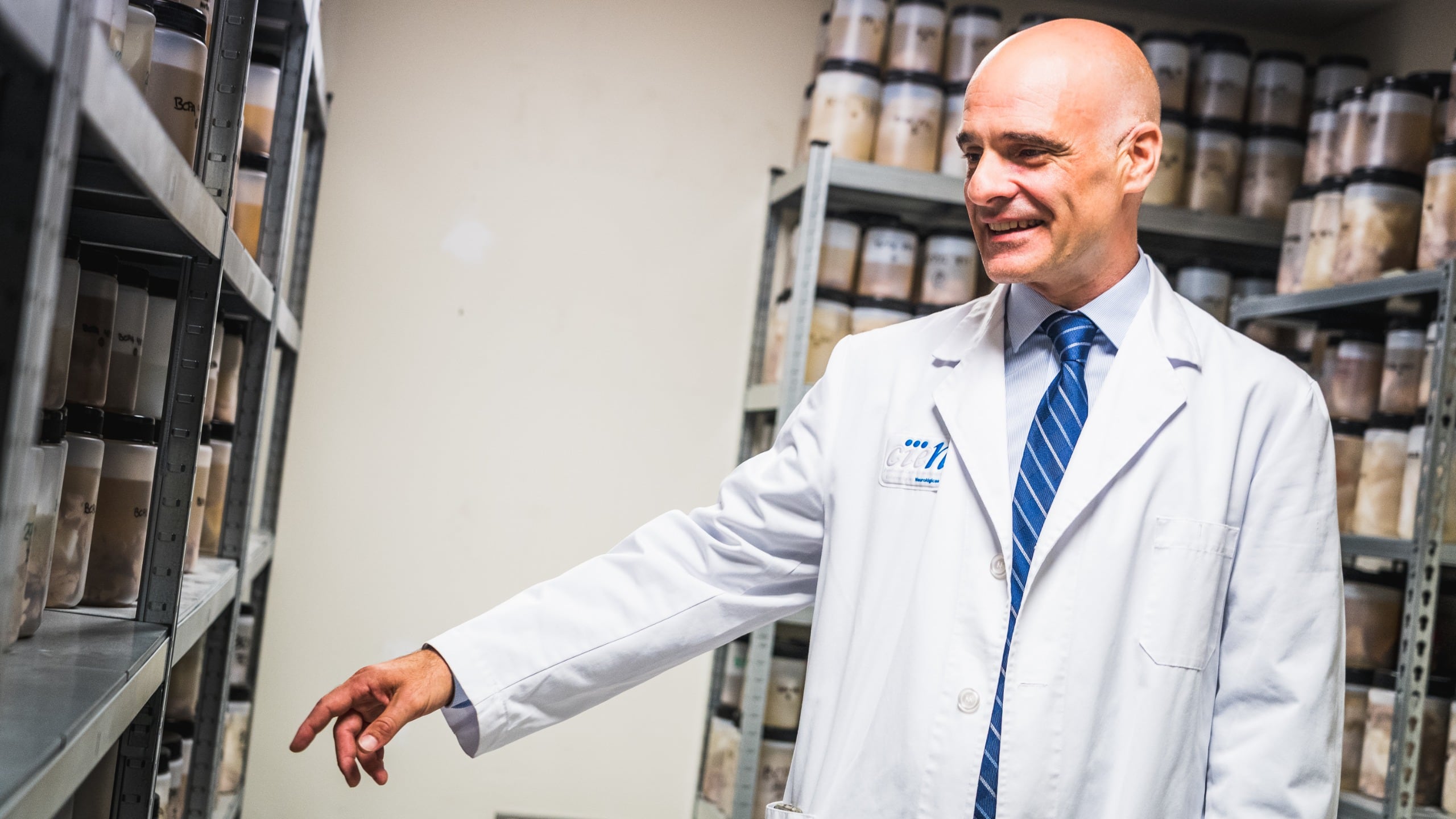 El doctor Pascual Sánchez Juan en el laboratorio