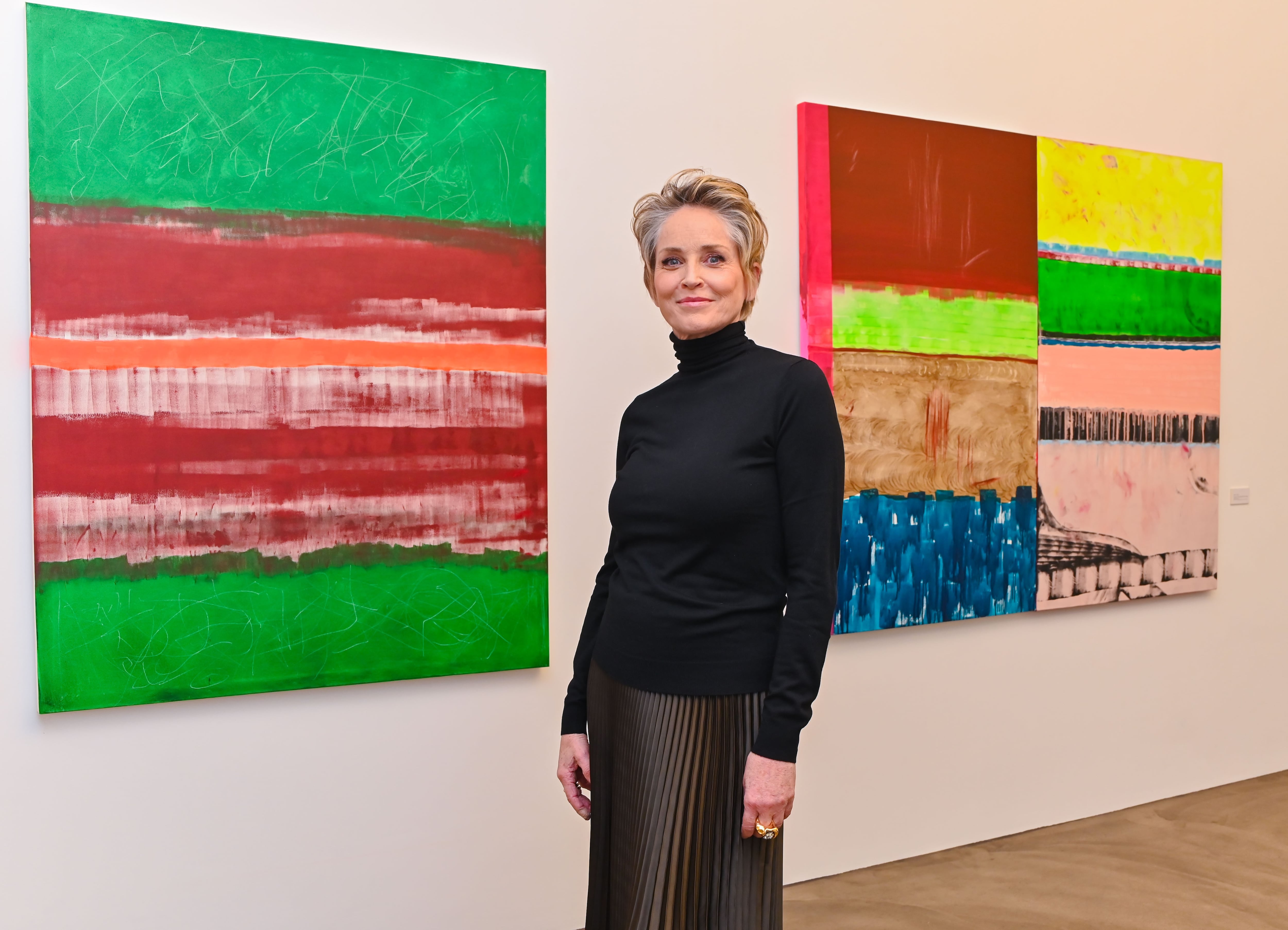 Sharon Stone con sus obras, en la galería Deschler de Berlín